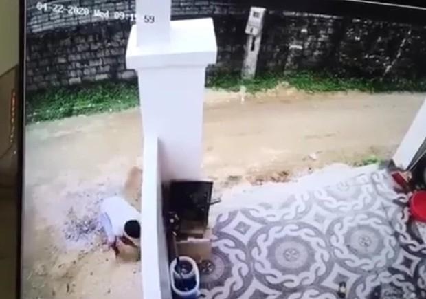 Khi thấy thi thể cháu có dấu hiệu bất thường, như bị xe cán thì mọi người báo cho công an. Sau đó, công an trích xuất camera của hộ dân gần đó thì xác định được xe và truy bắt hung thủ. (ảnh: cắt từ clip)