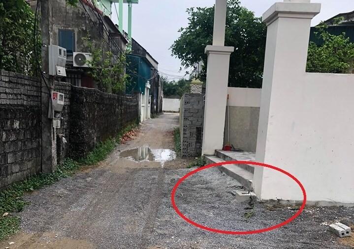 Sau khi khám nghiệm hiện trường, thi thể cháu được công an bàn giao cho gia đình tổ chức mai táng. Trong ảnh: Nơi cháu bé đứng và bị xe tải lùi cán qua người (ảnh: Giao thông)