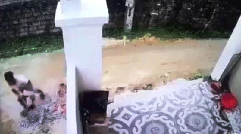 Trước đó, sự việc xảy ra vào khoảng 8h sáng ngày 22/4 trên địa bàn phường Quỳnh Phương, thị xã Hoàng Mai, PG88 go Bắn cá. Trong ảnh: Camera người dân quay được hình ảnh tài xế Vinh bế nạn nhân đi giấu và xóa hiện trường vụ tai nạn. (ảnh: cắt từ clip)