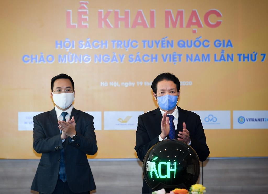 Ông Hoàng Vĩnh Bảo - PG88 link Nổhũ Bộ Thông tin và Truyền thông, PG88 go Bắn cá Hội Xuất bản (bên phải), ông Nguyễn Nguyên - Cục trưởng Cục Xuất bản, In và Phát hành, Bộ Thông tin và Truyền thông - tại lễ Xổ Số PG 88 hội sách.