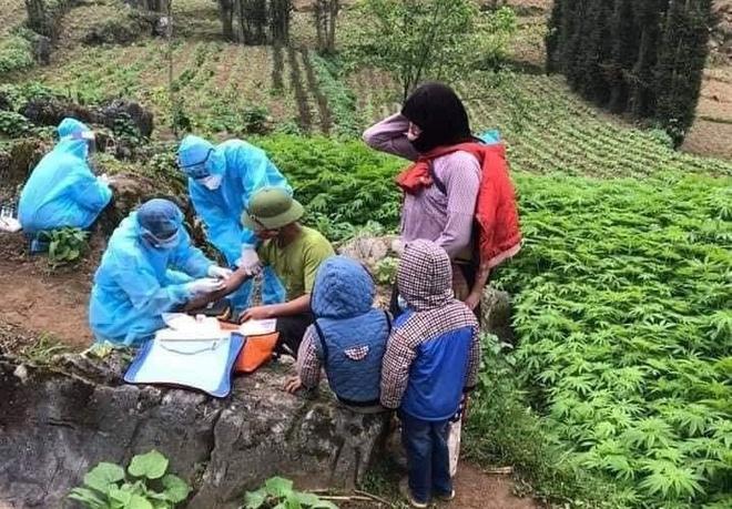 Cán bộ y tế Hà Giang lấy mẫu xét nghiệm cho người dân tại các thôn, bản nằm trên địa bàn huyện Đồng Văn.