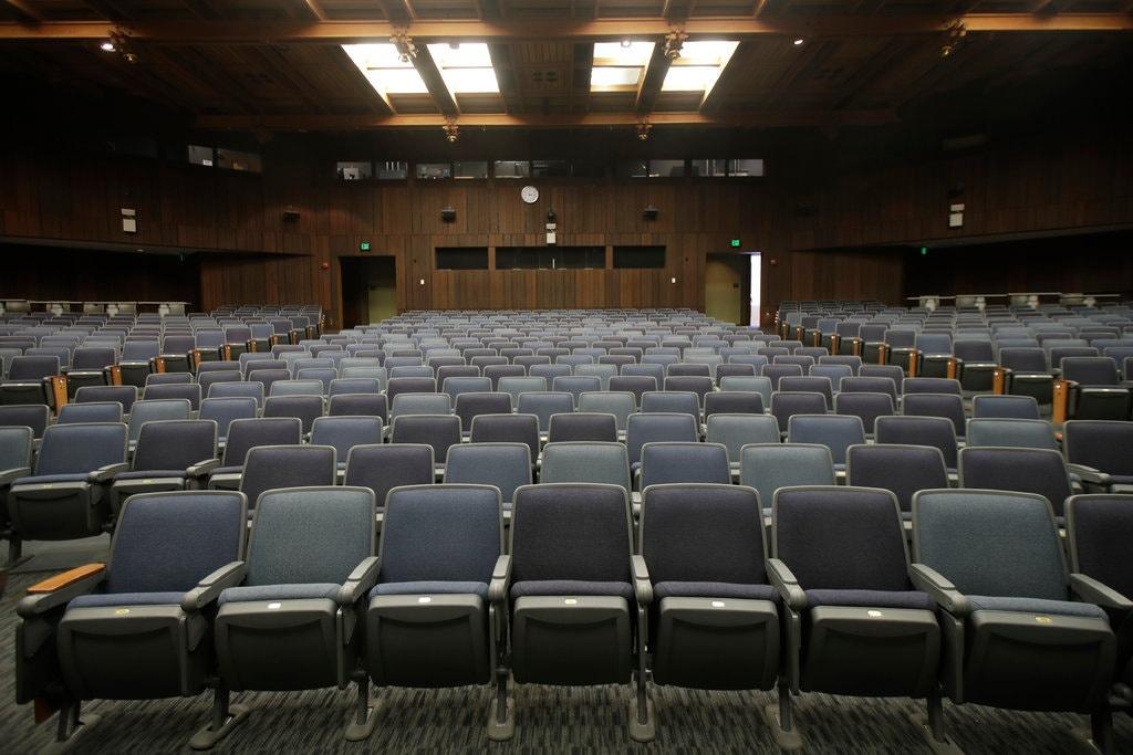 Hội trường của Đại học California vắng bóng sinh viên.