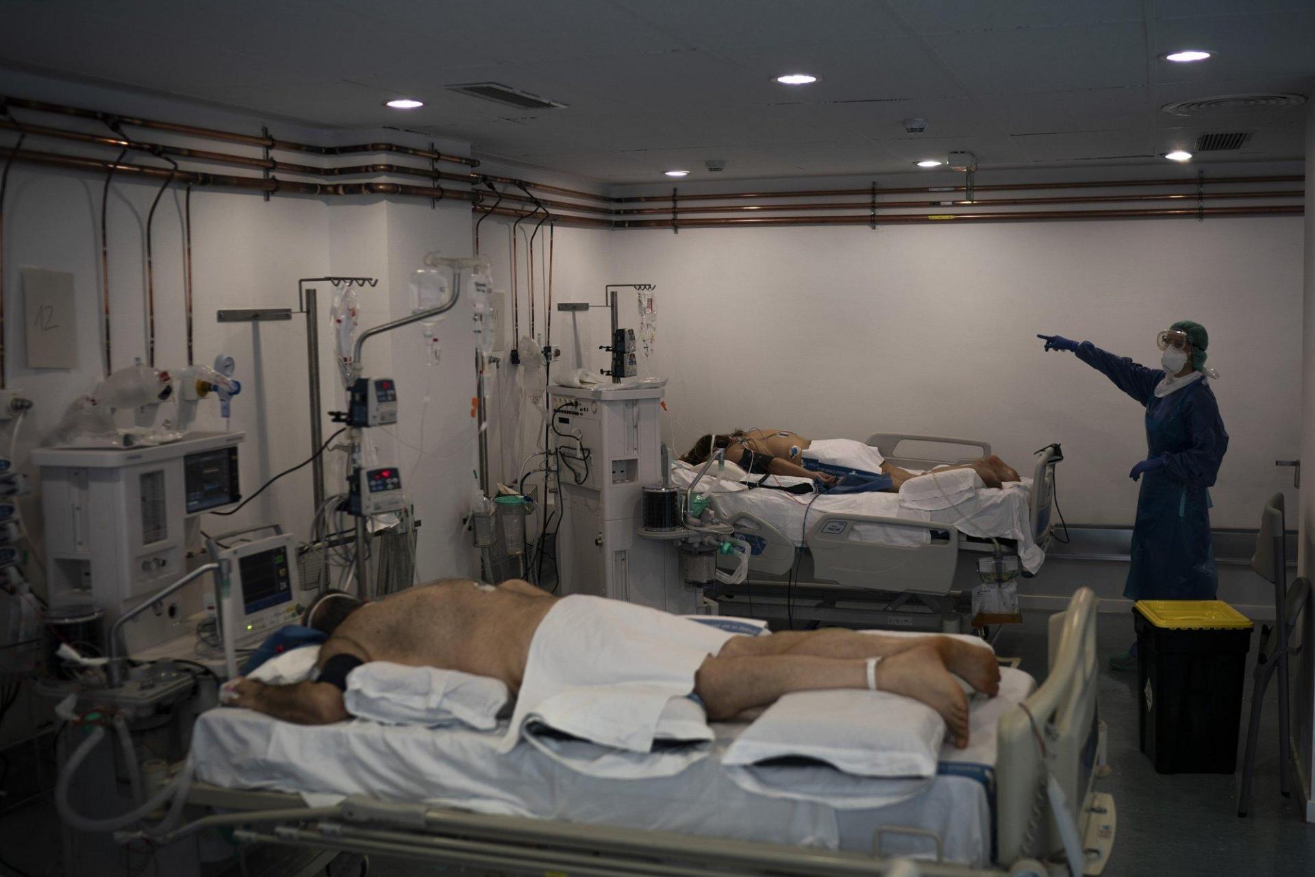 Một bác sĩ ra hiệu cho đồng nghiệp bên trong ICU ngày 1/4.