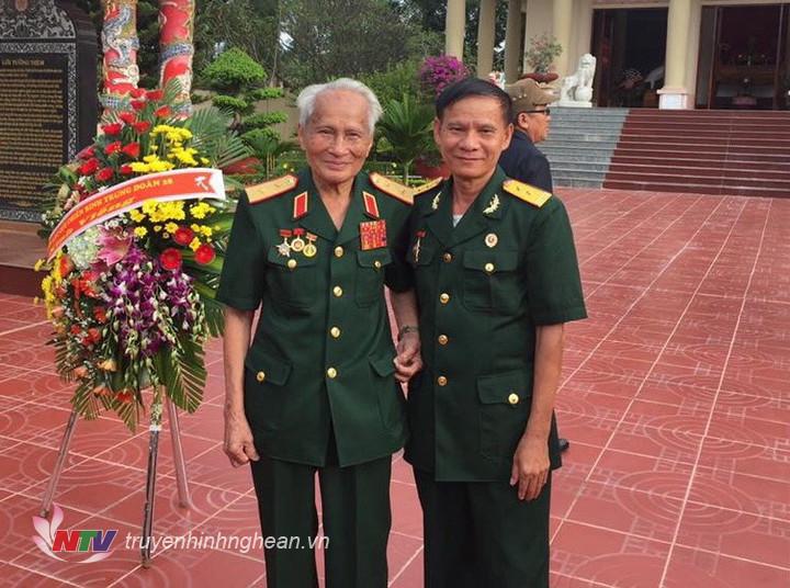 Cựu chiến binh Trần Văn Chương chụp ảnh cùng Trung tướng Nguyễn Quốc Thước nhân dịp trở lại thăm chiến trường xưa.