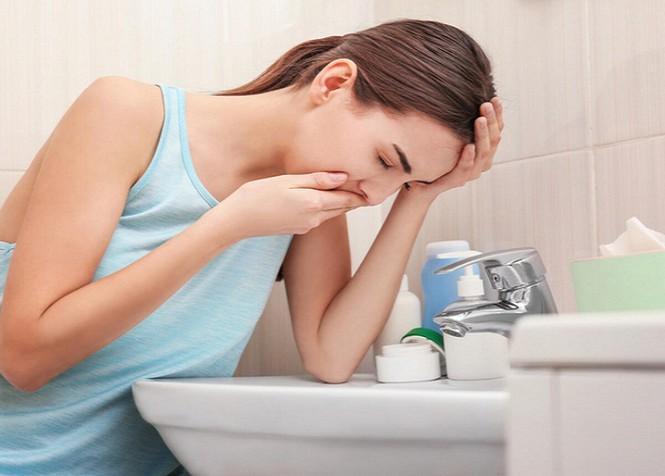 Ăn tỏi tươi khi bụng đói có thể gây buồn nôn, nôn và ợ nóng. Một số nghiên cứu cũng đã tuyên bố rằng ăn tỏi sống có thể gây ợ nóng và buồn nôn. Ngoài ra, ăn quá nhiều tỏi sống cũng có thể gây ra bệnh GERD (bệnh trào ngược dạ dày thực quản) ở một số người. Ảnh minh họa