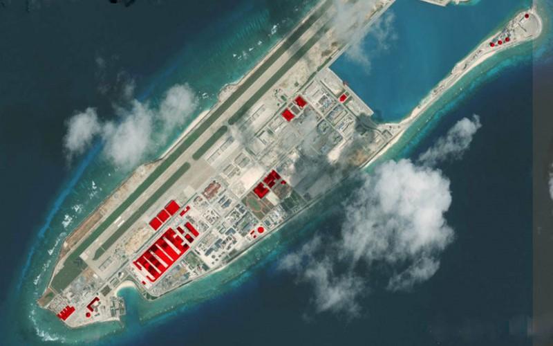 Trung Quốc đã xây dựng đường băng, nhà chứa máy bay và cơ sở radar phi pháp trên đá Chữ Thập, quần đảo Trường Sa.
