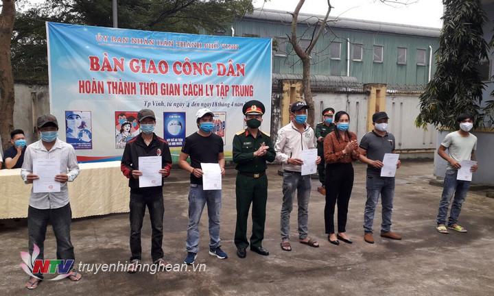 Trao giấy chứng nhận hoàn thành cách ly.
