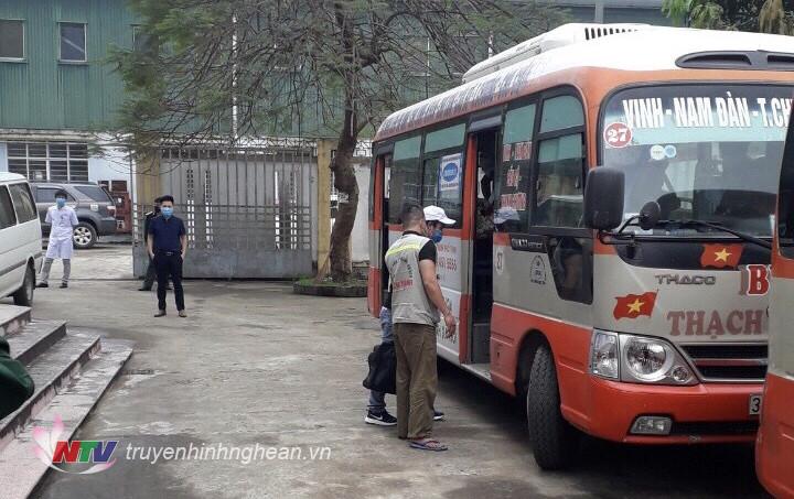 Các công dân được bố trí xe đưa về địa phương.