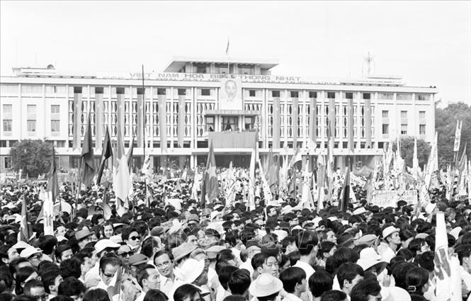 Nhân dân Sài Gòn tham gia cuộc mít tinh mừng Ủy ban Quân quản thành phố ra mắt, ngày 7/5/1975.