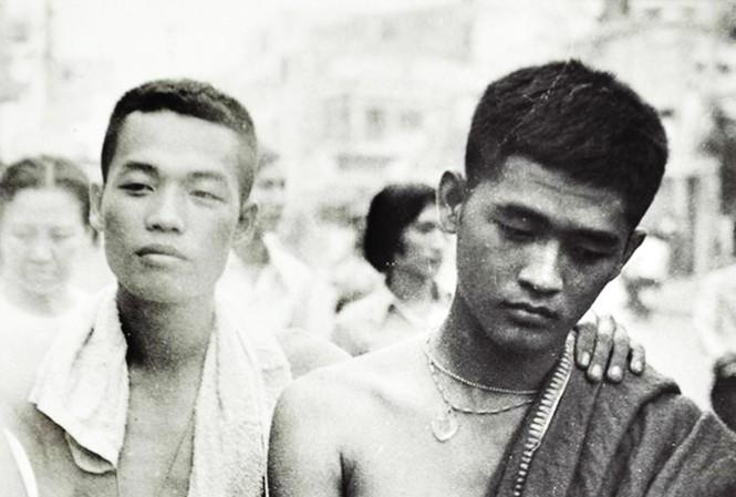 10h sáng ngày 30/4, những người lính Sài Gòn đang bước đi thất thểu. Vài người cởi áo lính, ở trần .