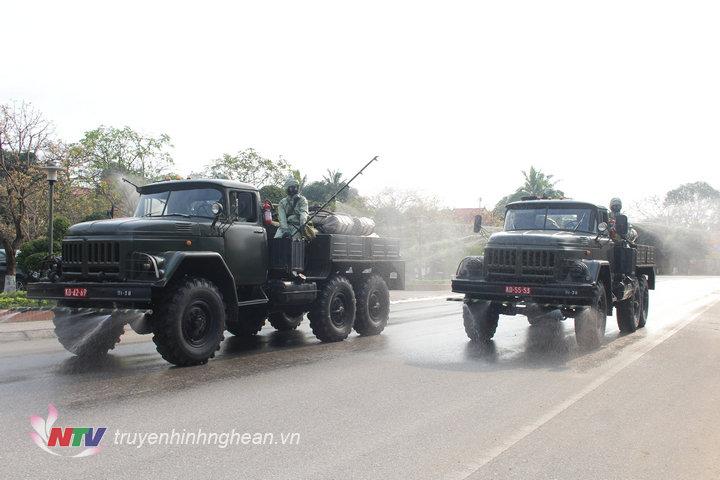 Cán bộ, chiến sĩ Tiểu đoàn Hóa học 38 thực hành phun thuốc khử trùng trong khuôn viên Bộ Tư lệnh Quân khu 4.