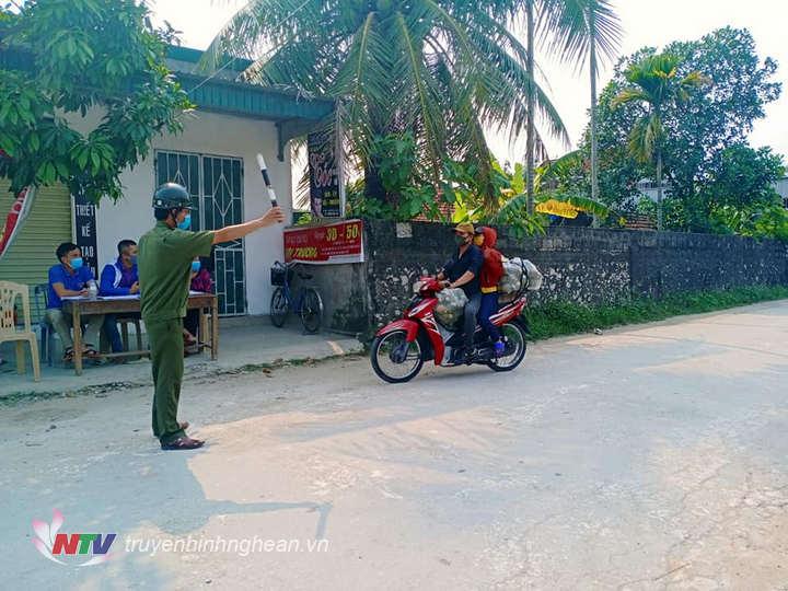 Lực lượng chức năng xã Quỳnh Giang, huyện Quỳnh Lưu kiểm soát người và phương tiện ra vào địa bàn.