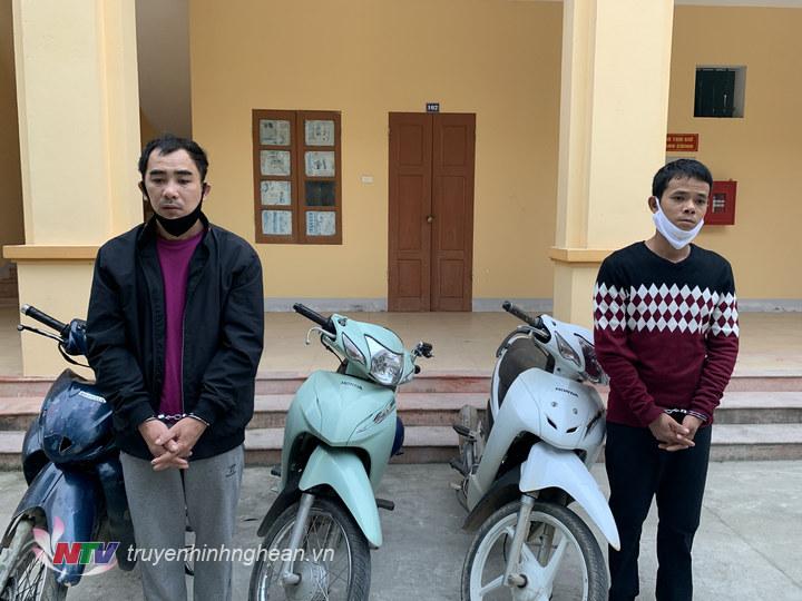 đối tượng Vương Đình Lâm (trái), Nguyễn Doãn Minh ( phải) cùng tang vật vụ án tại cơ quan CSĐT Công an huyện Anh Sơn.