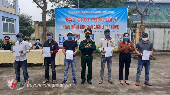 Trao giấy chứng nhận sức khỏe cho các công dân hoàn thành thời gian cách ly, đảm bảo đủ điều kiện sức khỏe trở về địa phương.