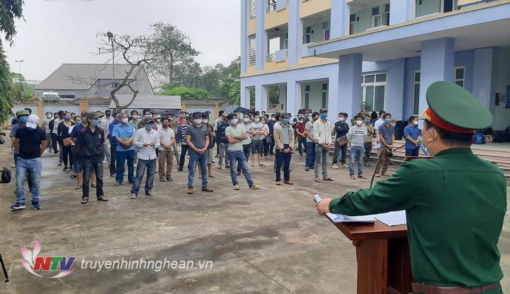 Lễ bàn giao công dân hoàn thành thời gian cách ly tập trung phòng chốn dịch Covid-19 tại TP Vinh.