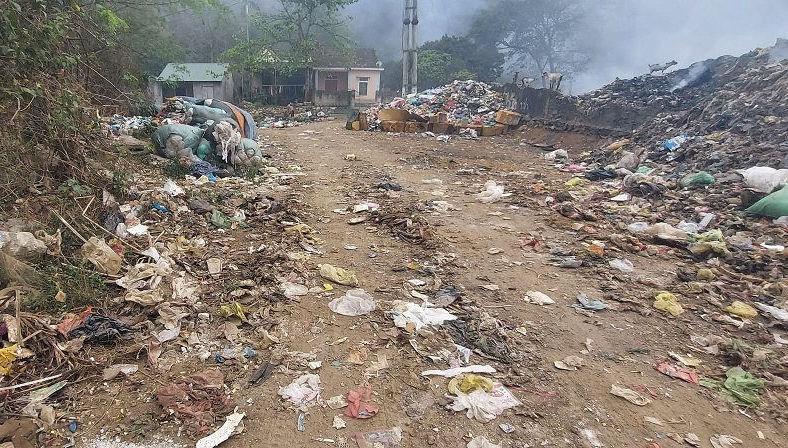Bãi rác nằm ở khối 1, thị trấn Quỳ Hợp, cách QL 48C chỉ khoảng 50m