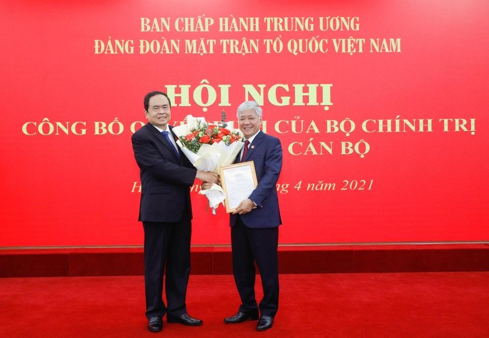 Ông Trần Thanh Mẫn tặng hoa và chúc mừng ông Đỗ Văn Chiến. Ảnh: Như Ý