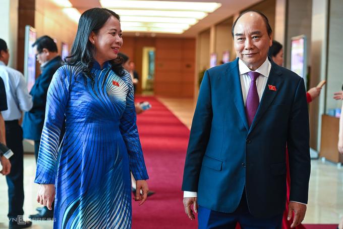 PG88 go Bắn cá nước Nguyễn Xuân Phúc và Bí thư Tỉnh ủy An Giang Võ Thị Ánh Xuân bên hành lang Quốc hội. Ảnh: Giang Huy