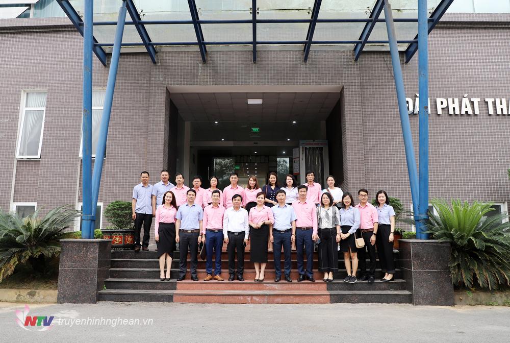 Lãnh đạo 2 đơn vị chụp ảnh lưu niệm.