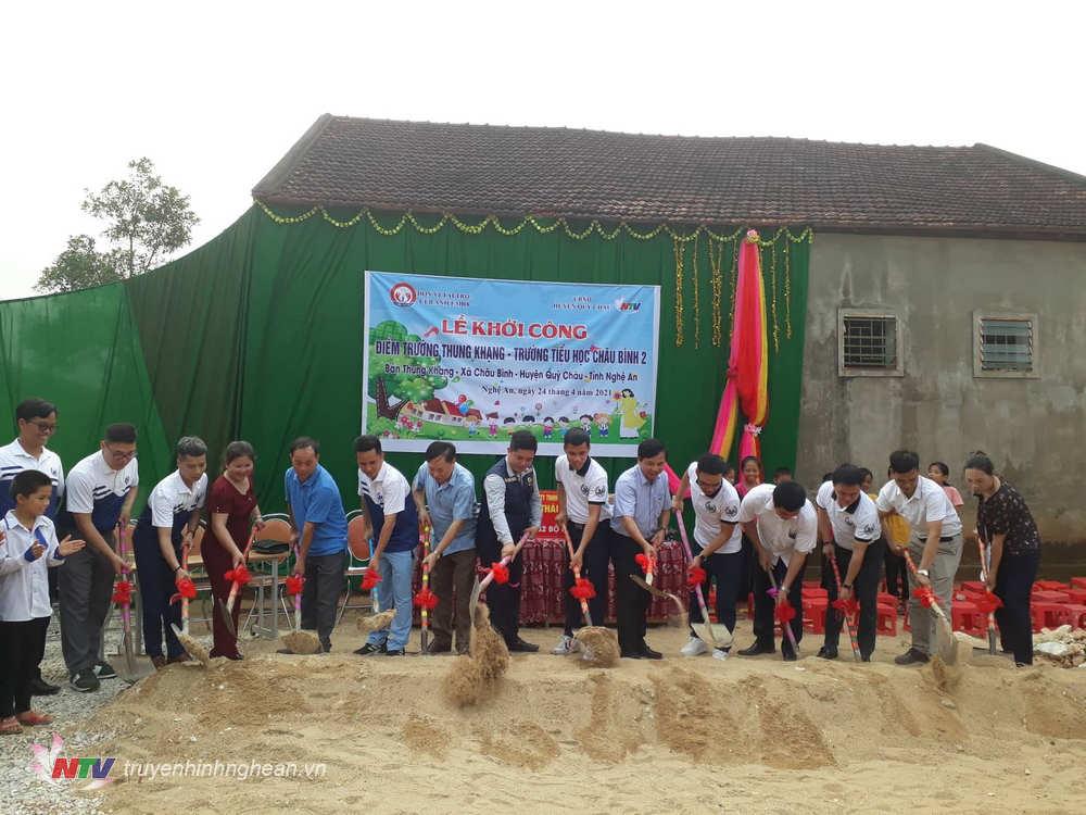 Đại diện chính quyền địa phương, lãnh đạo Đài PT-TH PG88 go Bắn cá và CLB Anh em 108 thực hiện nghi lễ động thổ, khởi công xây dựng điểm trường.