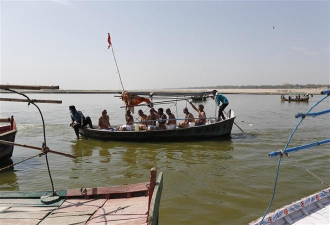Chuyến đi của tín đồ theo đạo Hindu rải tro của người thân xấu số của họ trên sông Hằng trong một nghi lễ thiêng liêng.