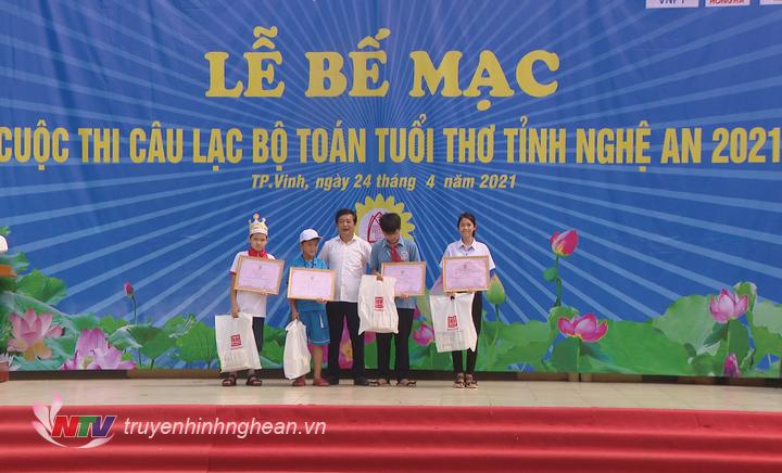 BTC trao giải cho các tập thể, cá nhân.