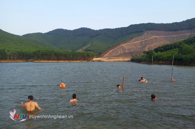 Lực lượng chức năng triển khai công tác tìn kiếm nạn nhân.