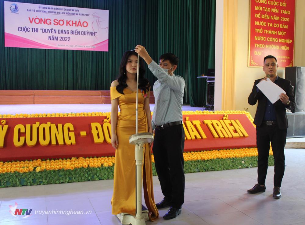 Kiểm tra chiều cao của thí sinh