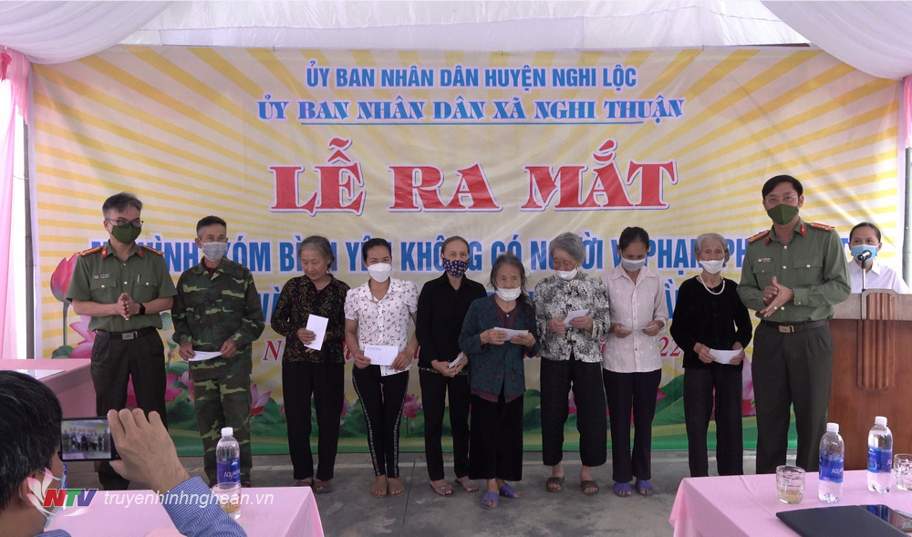 Công an tỉnh tặng quà cho các hộ dân có hoàn cảnh khó khăn của xóm Rú Thần