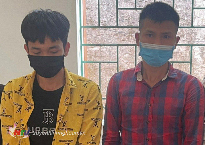 Hai đối tượng Trương Văn Sơn (trái) và Hoàng Văn Thọ tại cơ quan công an.
