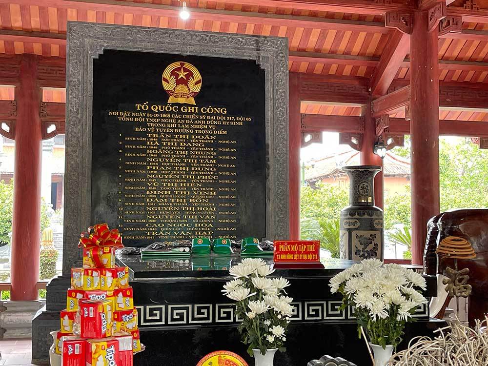 Phần mộ chung của 13 anh hùng liệt sỹ
