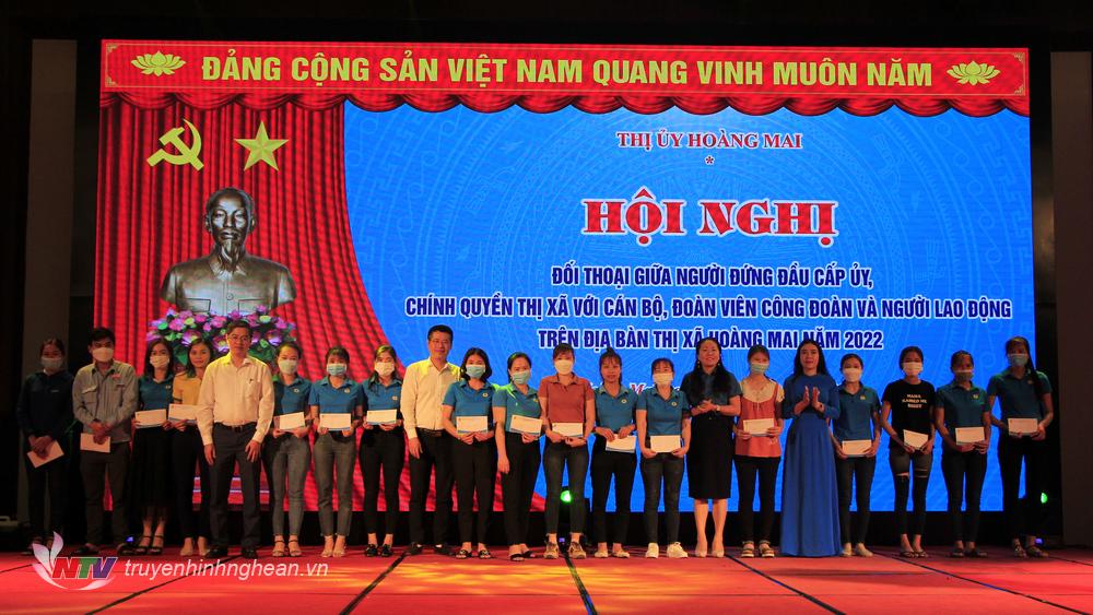 Trao quà cho người lao động có hoàn cảnh khó khăn.