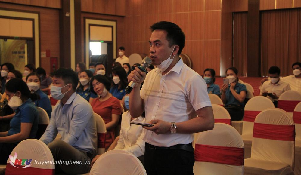 Đại diện người lao động khối trường học phát biểu ý kiến.