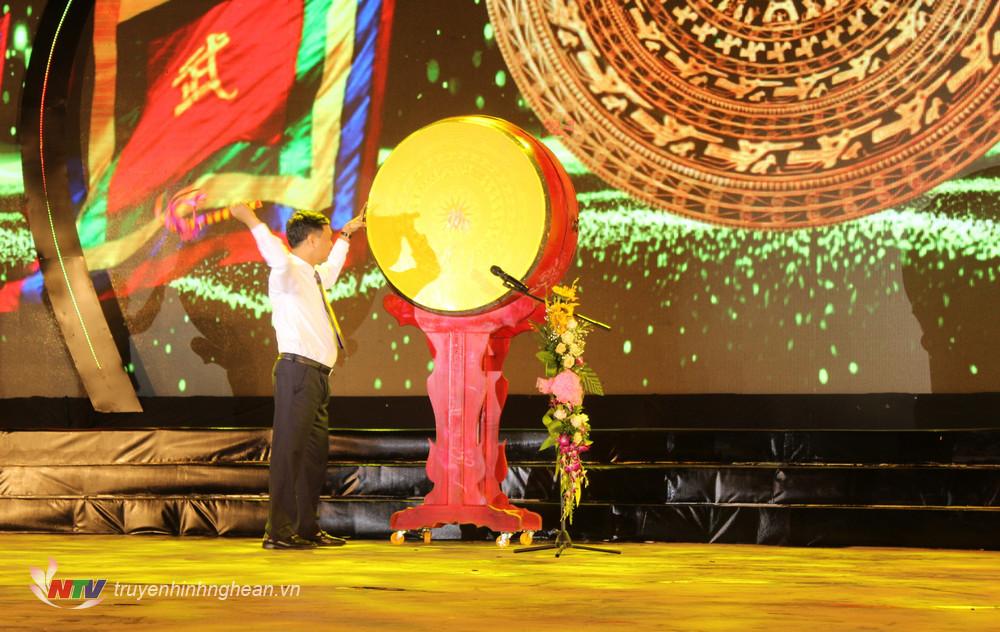 Lãnh đạo huyện Quỳnh Lưu đánh trống 