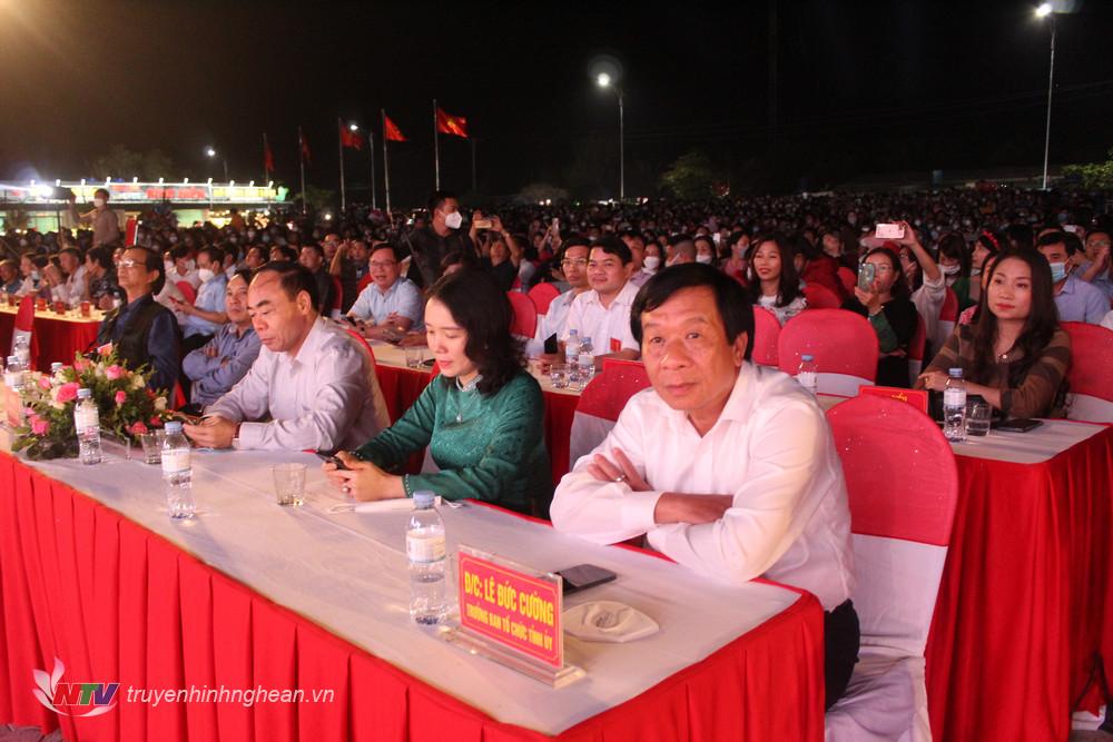 Các đại biểu dự buổi lễ.