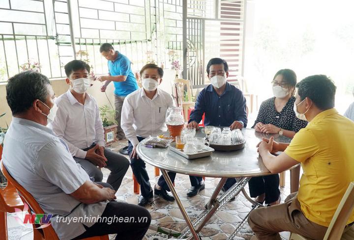 Đại diện Sở Giáo dục và Đào tạo động viên các gia đình.