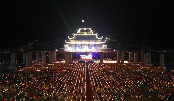 Đêm hoa đăng Vesak 2019 diễn ra từ 19h đến 21h.