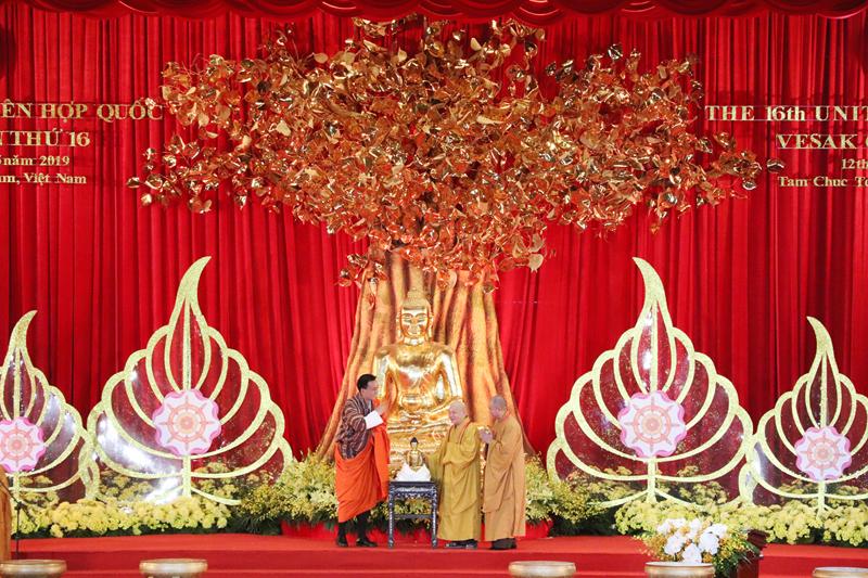 PG88 go Bắn cá Thượng viện Bhutan Tashi Dorji trao tặng món quà của Quốc vương Bhutan gửi tới Đại lễ Vesak LHQ 2019. Hòa thượng Thích Thiện Nhơn - PG88 go Bắn cá Hội đồng Trị sự GHPGVN, PG88 go Bắn cá Ủy ban Tổ chức Quốc tế Đại lễ Vesak LHQ 2019 và Thượng tọa Thích Đức Thiện - Phó PG88 go Bắn cá kiêm Tổng Thư ký GHPGVN thay mặt GHPGVN lên nhận quà.