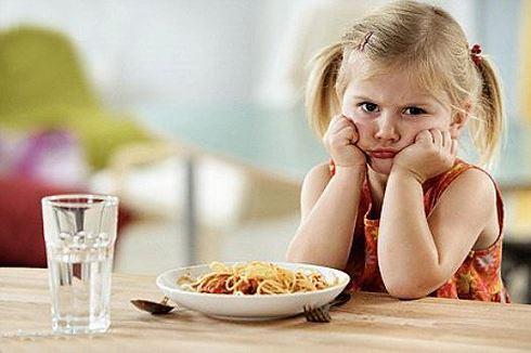 Khi bị viêm dạ dày, bé sẽ chậm tăng cân vì biếng ăn, lười ăn, đặc biệt là nôn ói thường xuyên. Các bậc phụ huynh lại hay cho rằng con giả vờ nôn ói để không phải ăn và càng thúc ép nhiều hơn khiến bệnh dạ dày của con tiến triển tệ hơn. Điều này không chỉ ảnh hưởng xấu đến sự phát triển thể chất, mà còn tổn thương tâm lý của trẻ. Ảnh minh hoạ