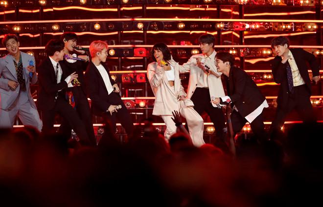 Dàn thần tượng Kpop khuấy động sân khấu Billboard 2019 với bản hit Boy with luv kết hợp cùng giọng ca người Mỹ Halsey