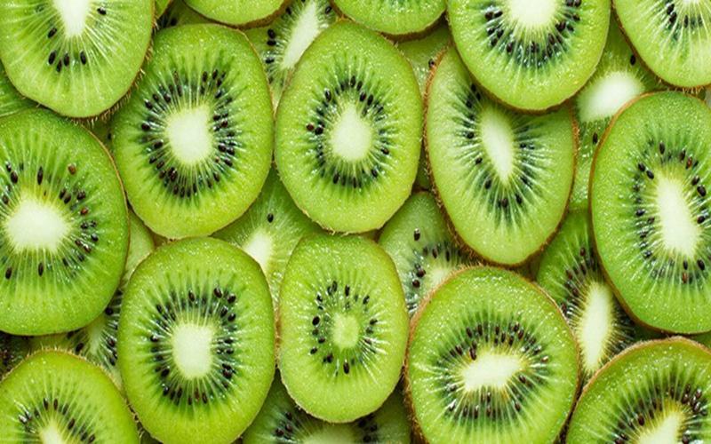 Kiwi: Bổ sung kiwi vào chế độ ăn hàng ngày không chỉ cải thiện tình trạng thiếu vitamin C mà còn tăng cường miễn dịch và có thể chống nhiễm khuẩn.