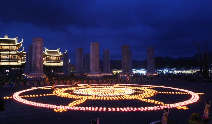 Biểu tượng của Vesak 2019 được tạo hình với khoảng 5.000 chiếc hoa đăng.