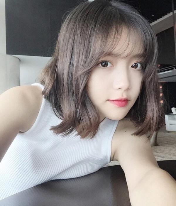 Kết hợp với tóc mái mưa, bạn có thể 'ăn gian' tới cả chục tuổi.