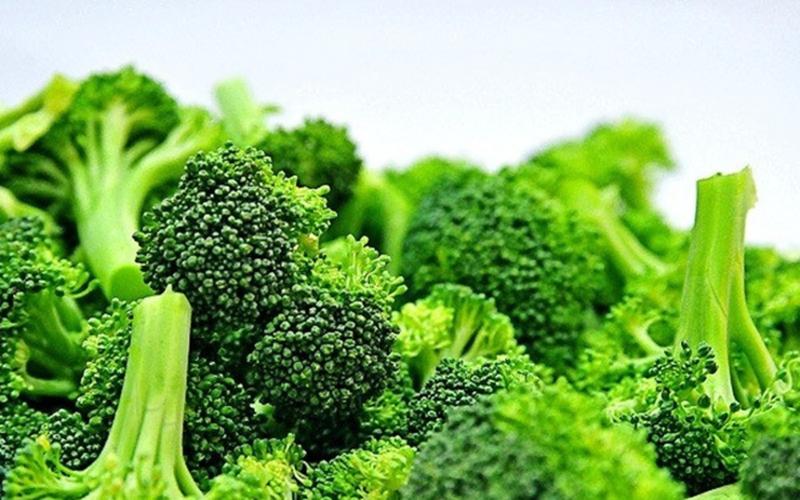 Súp lơ xanh: Súp lơ xanh chứa đầy đủ các dưỡng chất, khoáng chất và vitamin thiết yếu, đặc biệt là vitamin C. Trong 100g súp lơ xanh được cho là chứa 89,2mg vitamin C.