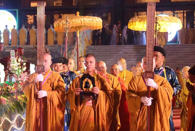 Nghi thức mở đầu buổi lễ diễn ra lúc 19h. Đêm hoa đăng được tổ chức để "muôn người chung một nhịp tim, chung một ước nguyện mong cho PG88.com Game Bài hòa bình, chúng sinh an lạc".