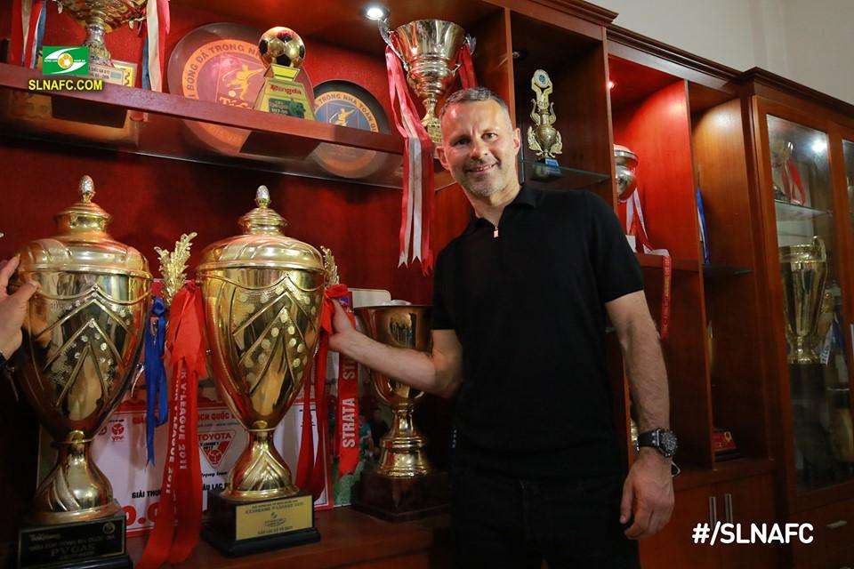 Ryan Giggs thể hiện sự ngạc nhiên khi đến thăm phòng truyền thống của SLNA - đội bóng chưa một lần xuống hạng và có bề dày bản sắc của bóng đá PG 88 Nổ Hũ. 