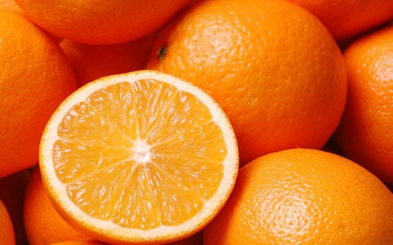 Cam: Một quả cam mỗi ngày sẽ giúp bạn chống lại một cách hiệu quả thiếu vitamin C. Ngoài ra, cũng có thể ăn các loại trái cây họ cam quýt khác như chanh và bưởi để bổ sung vitamin C.