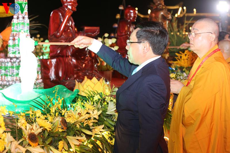 Phó Thủ tướng Phạm Bình Minh thực hiện nghi thức tắm Phật.