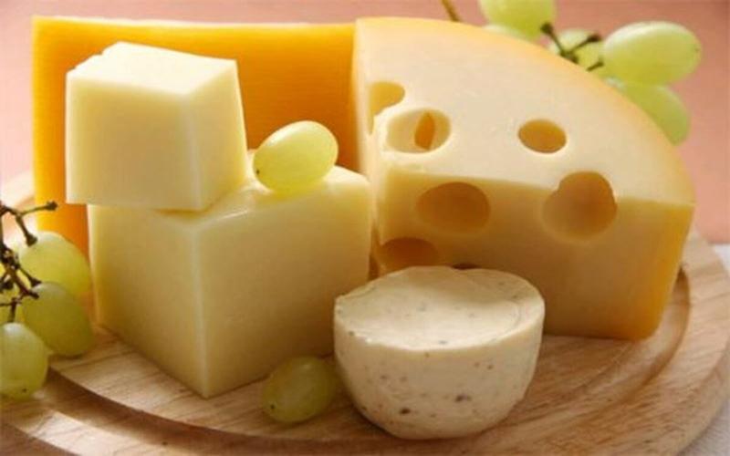 Phô mai chứa tyramine có thể làm tăng đáng kể huyết áp và gây ra chứng đau nửa đầu.