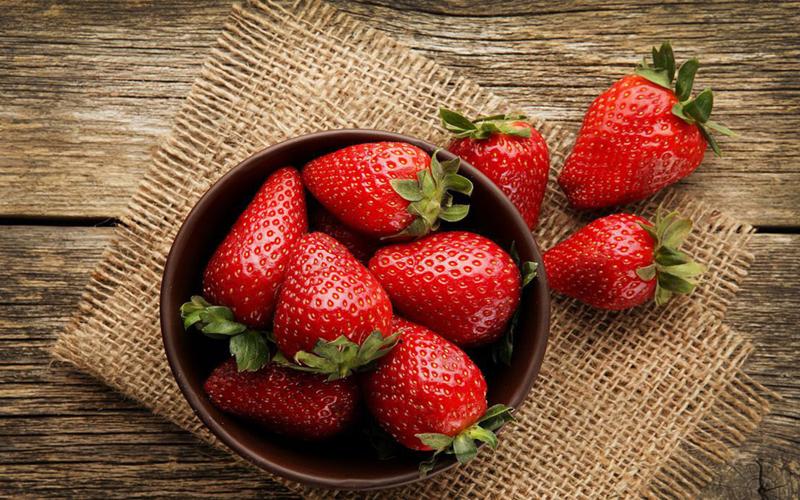 ​  Dâu tây: Dâu tây chứa nhiều vitamin C. Ăn vài quả dâu tây mỗi ngày giúp cung cấp đủ hàm lượng vitamin C cần thiết cho cơ thể.  ​